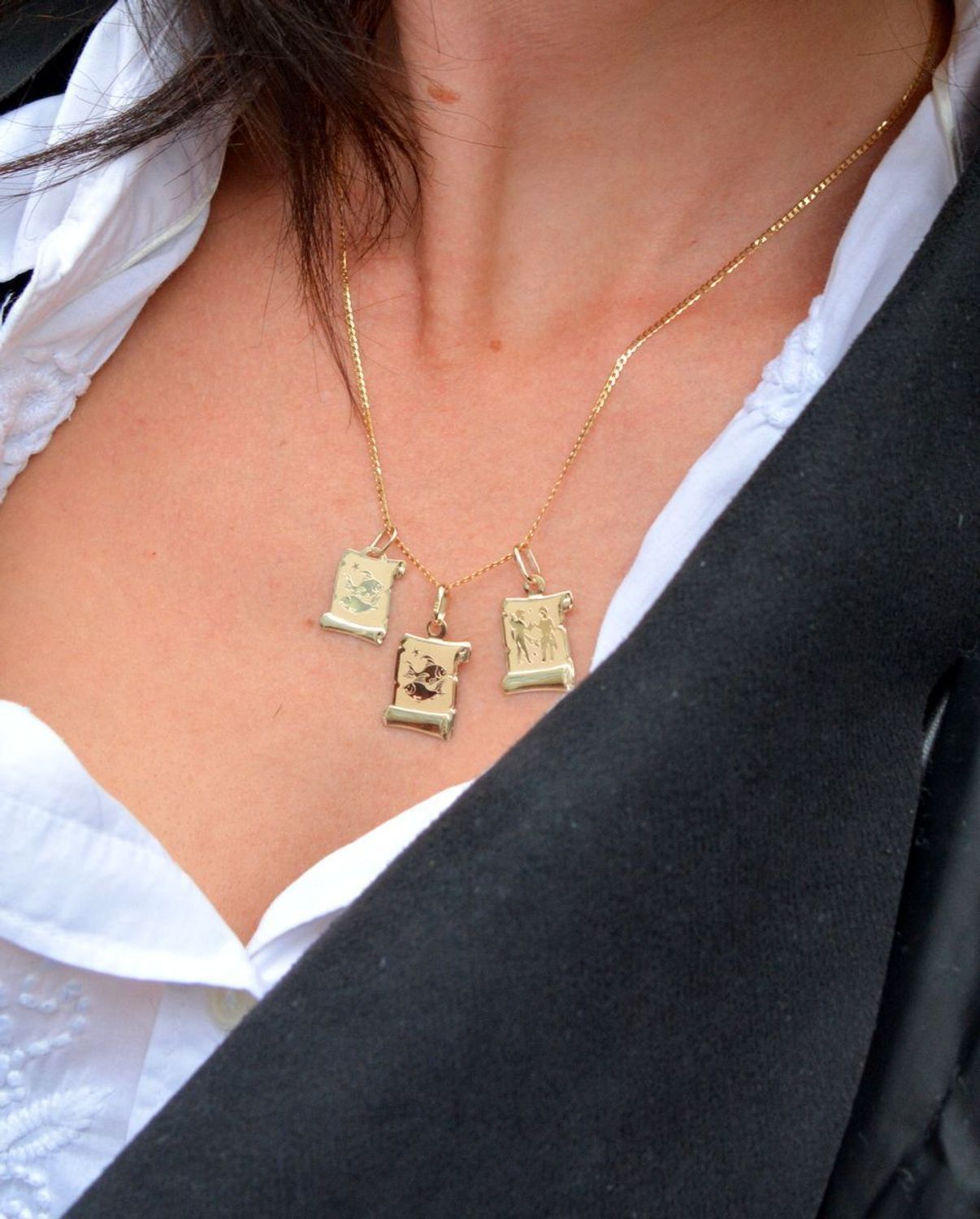 Złota zawieszka znak zodiaku Ryby.jpg